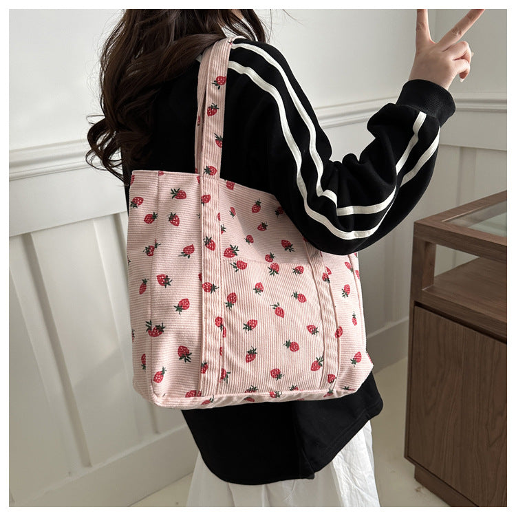 Bolso de pana con diseño de fresas, bolso de playa, moderno y versátil, bolso de hombro de gran capacidad, bolso de mano sencillo para mujer.