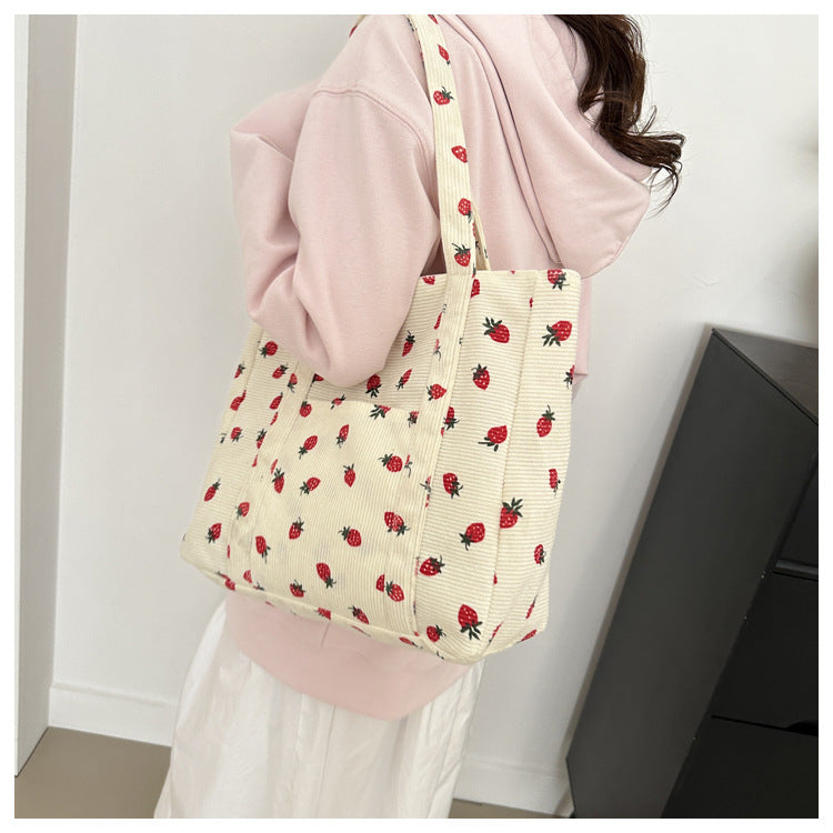 Bolso de pana con diseño de fresas, bolso de playa, moderno y versátil, bolso de hombro de gran capacidad, bolso de mano sencillo para mujer.