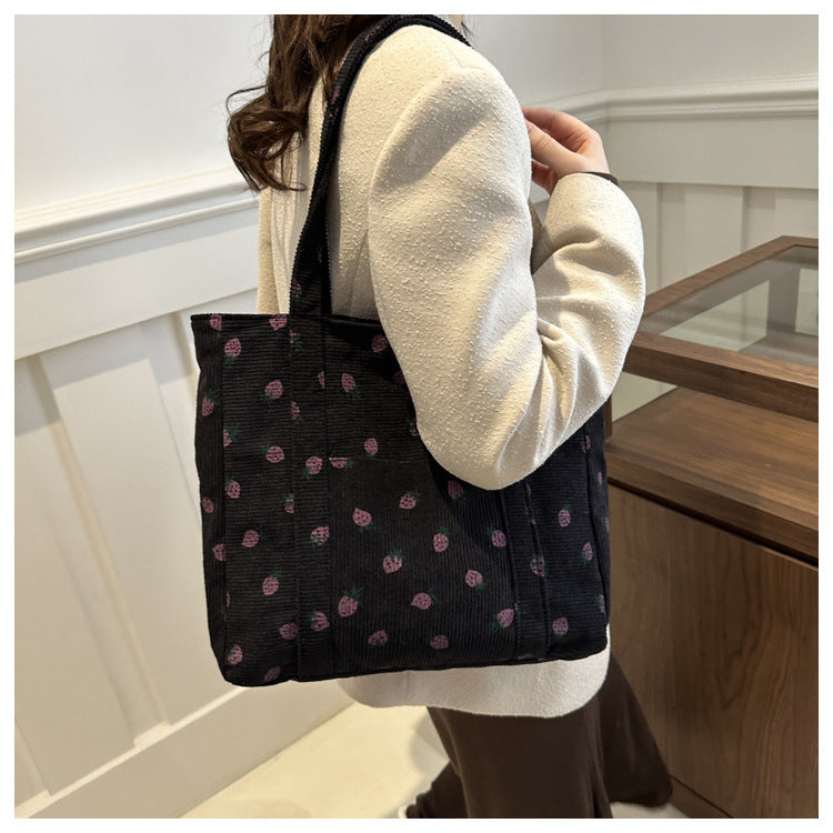 Bolso de pana con diseño de fresas, bolso de playa, moderno y versátil, bolso de hombro de gran capacidad, bolso de mano sencillo para mujer.
