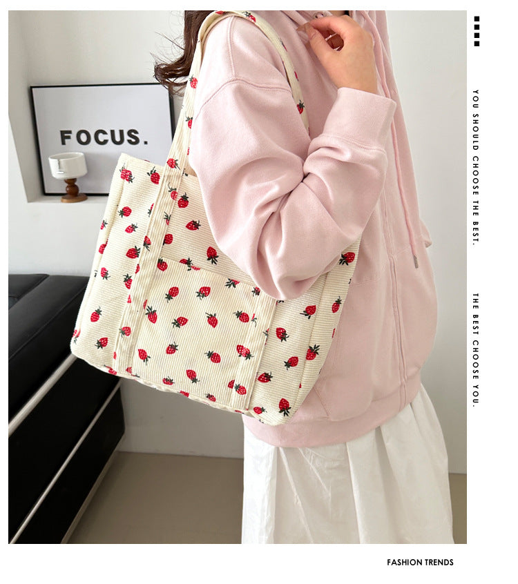 Bolso de pana con diseño de fresas, bolso de playa, moderno y versátil, bolso de hombro de gran capacidad, bolso de mano sencillo para mujer.