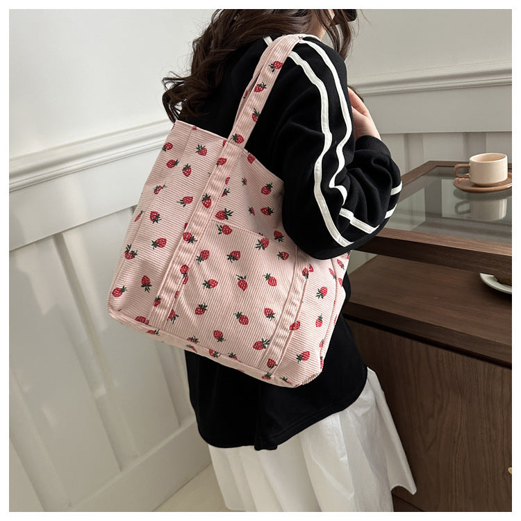 Bolso de pana con diseño de fresas, bolso de playa, moderno y versátil, bolso de hombro de gran capacidad, bolso de mano sencillo para mujer.