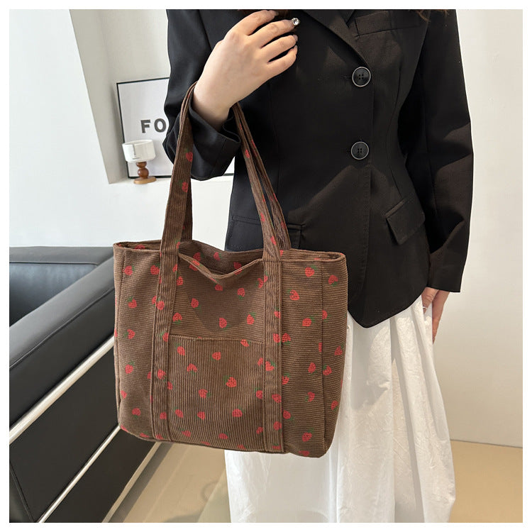 Bolso de pana con diseño de fresas, bolso de playa, moderno y versátil, bolso de hombro de gran capacidad, bolso de mano sencillo para mujer.