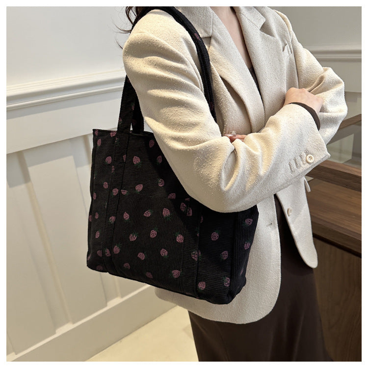 Bolso de pana con diseño de fresas, bolso de playa, moderno y versátil, bolso de hombro de gran capacidad, bolso de mano sencillo para mujer.