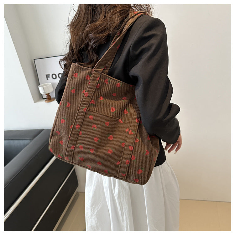 Bolso de pana con diseño de fresas, bolso de playa, moderno y versátil, bolso de hombro de gran capacidad, bolso de mano sencillo para mujer.