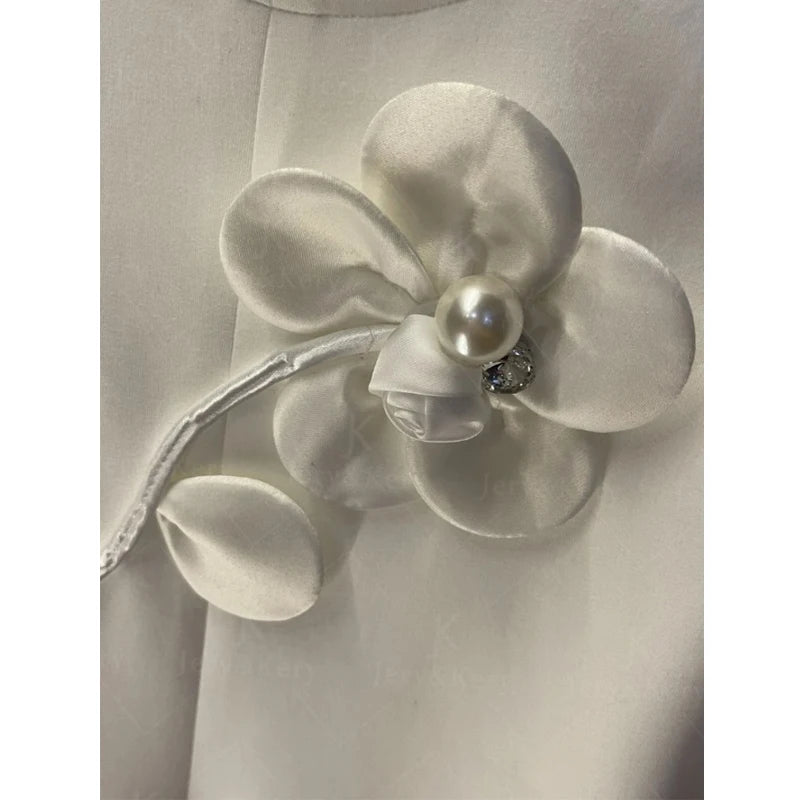 Ropa para mujer 2024, nueva camiseta elegante de verano con diseño de flores 3D blancas y cuentas, cuello redondo, manga corta, ajustada y dividida.