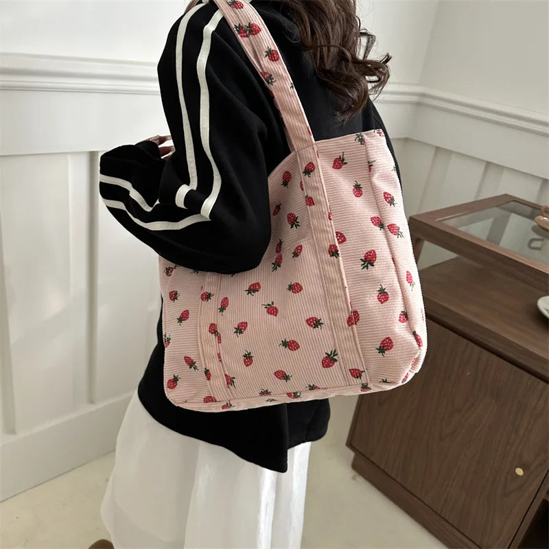 Bolso de pana con diseño de fresas, bolso de playa, moderno y versátil, bolso de hombro de gran capacidad, bolso de mano sencillo para mujer.
