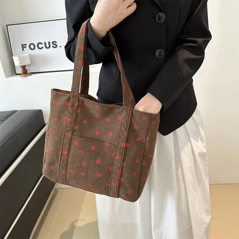 Bolso de pana con diseño de fresas, bolso de playa, moderno y versátil, bolso de hombro de gran capacidad, bolso de mano sencillo para mujer.