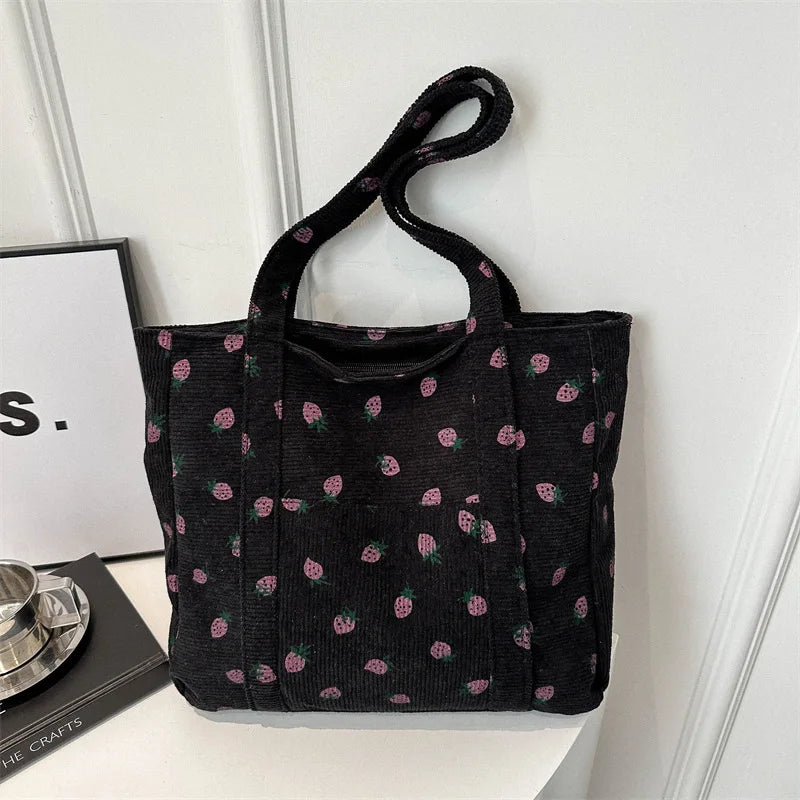 Bolso de pana con diseño de fresas, bolso de playa, moderno y versátil, bolso de hombro de gran capacidad, bolso de mano sencillo para mujer.