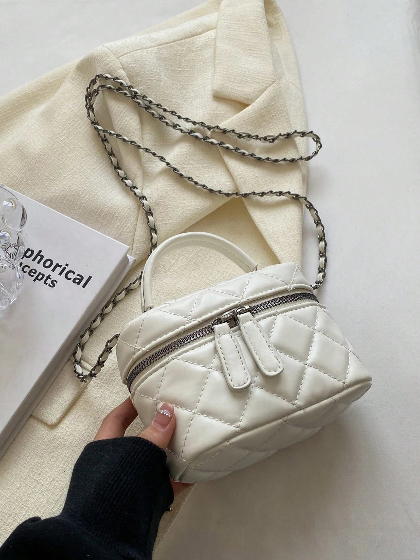 Lightweight mini bags, quilted thread bags, handbags, and bucket bags are perfect for offices, universities, travel, and outings