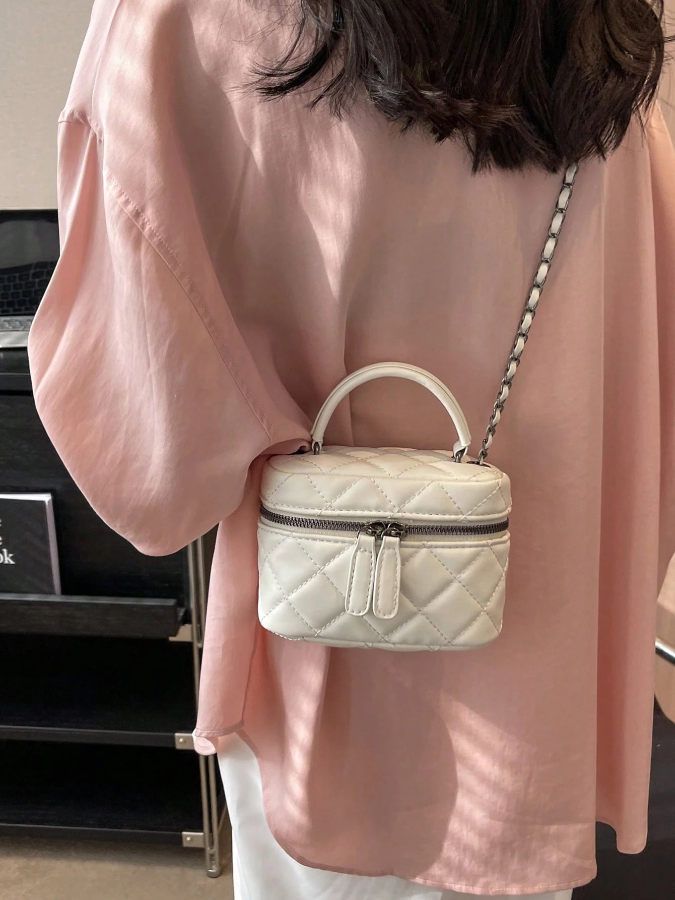 Lightweight mini bags, quilted thread bags, handbags, and bucket bags are perfect for offices, universities, travel, and outings