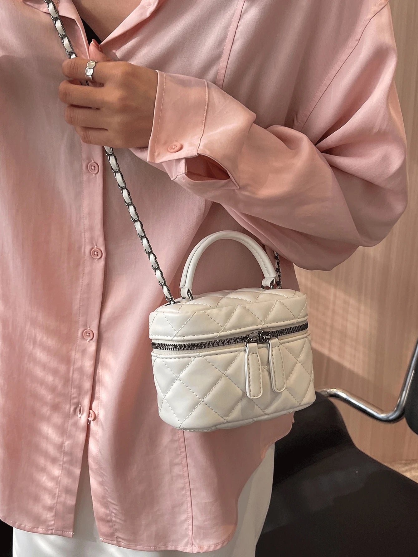 Lightweight mini bags, quilted thread bags, handbags, and bucket bags are perfect for offices, universities, travel, and outings