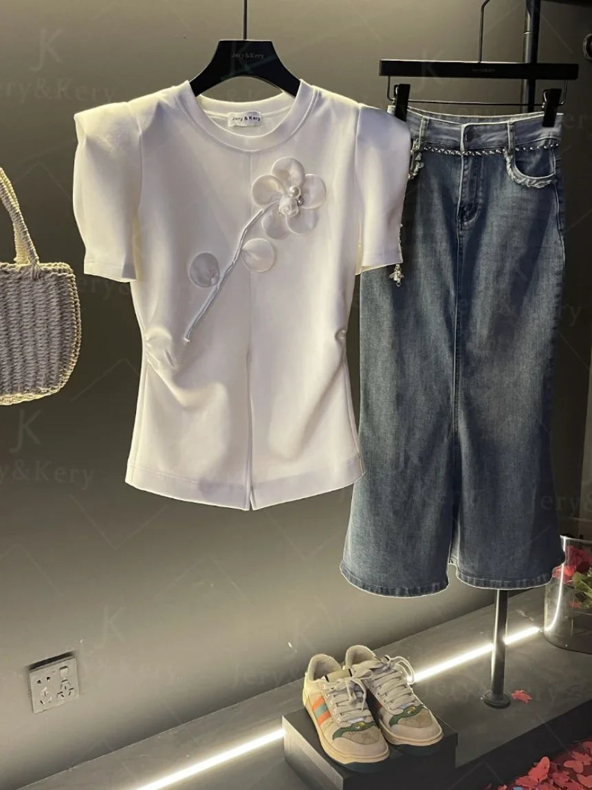 Ropa para mujer 2024, nueva camiseta elegante de verano con diseño de flores 3D blancas y cuentas, cuello redondo, manga corta, ajustada y dividida.
