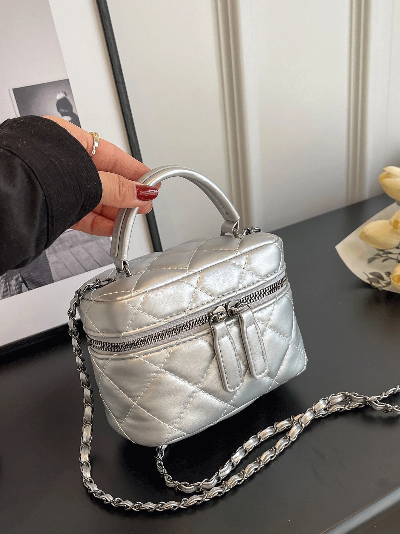 Lightweight mini bags, quilted thread bags, handbags, and bucket bags are perfect for offices, universities, travel, and outings