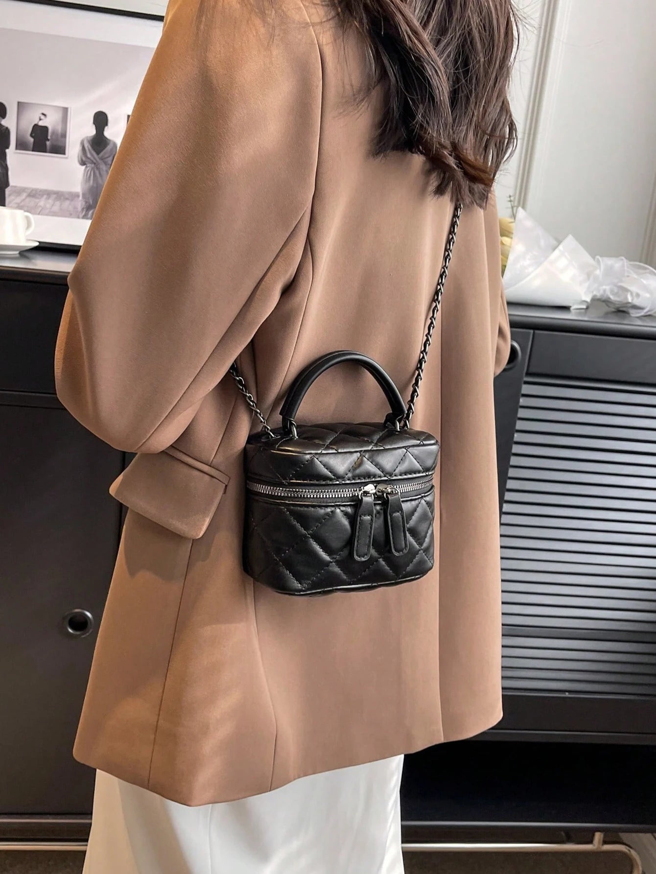 Lightweight mini bags, quilted thread bags, handbags, and bucket bags are perfect for offices, universities, travel, and outings