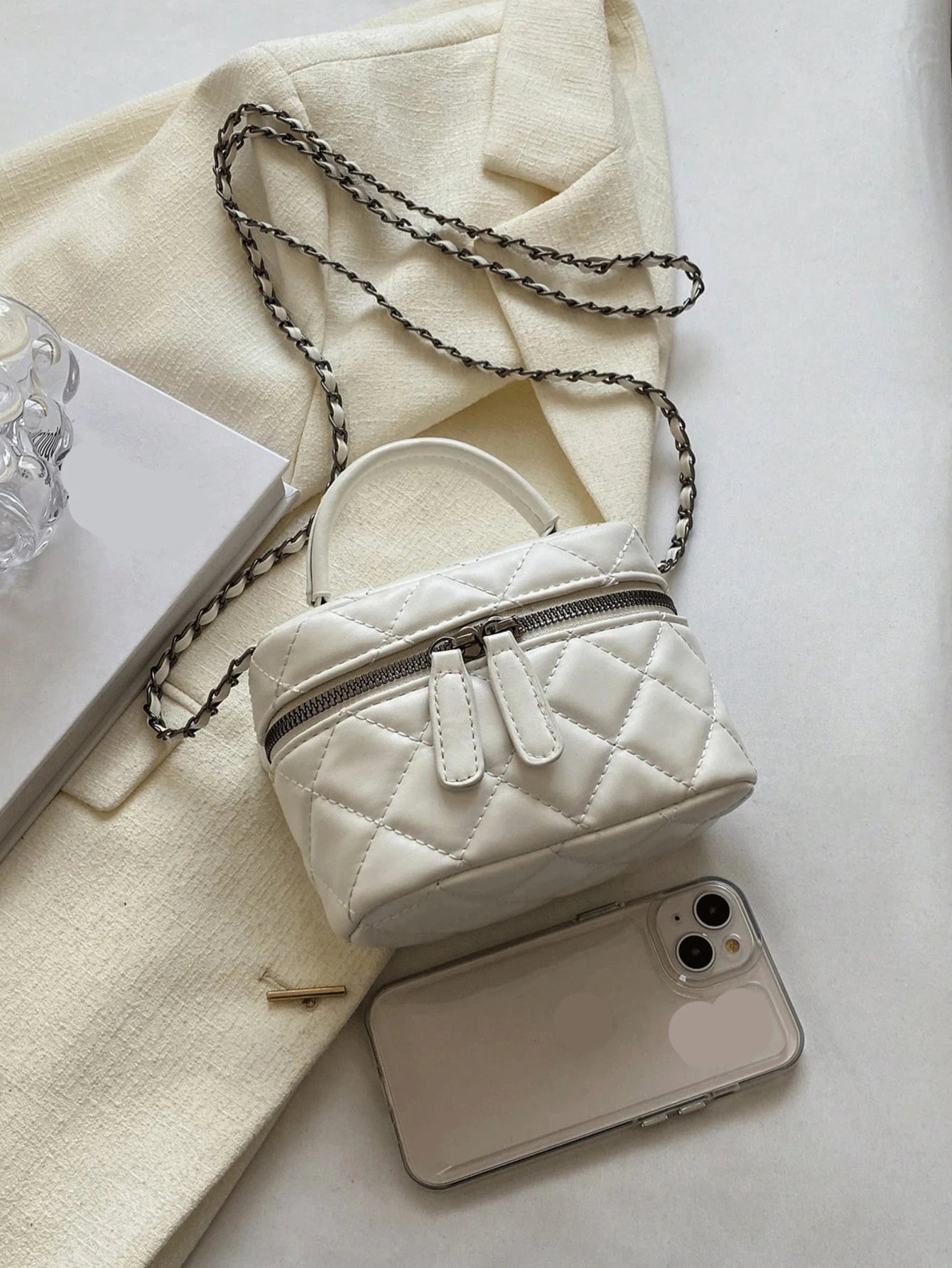 Lightweight mini bags, quilted thread bags, handbags, and bucket bags are perfect for offices, universities, travel, and outings
