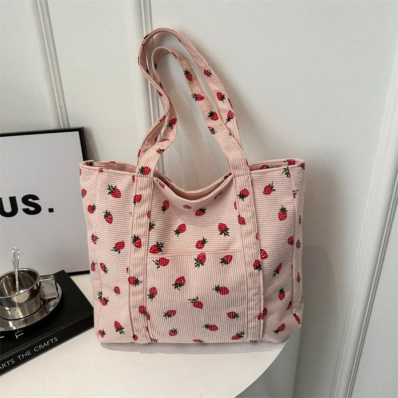 Bolso de pana con diseño de fresas, bolso de playa, moderno y versátil, bolso de hombro de gran capacidad, bolso de mano sencillo para mujer.