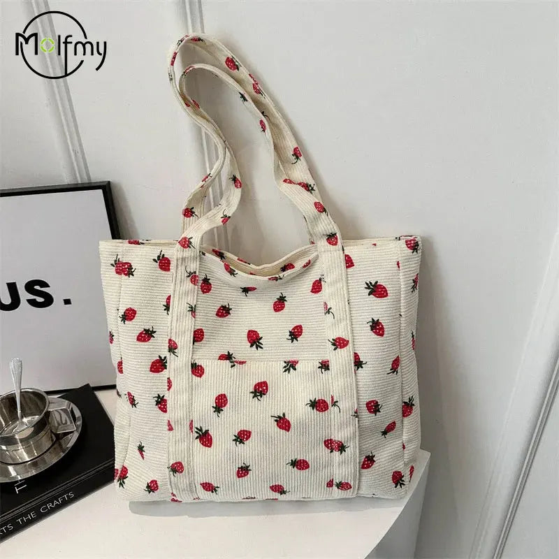 Bolso de pana con diseño de fresas, bolso de playa, moderno y versátil, bolso de hombro de gran capacidad, bolso de mano sencillo para mujer.