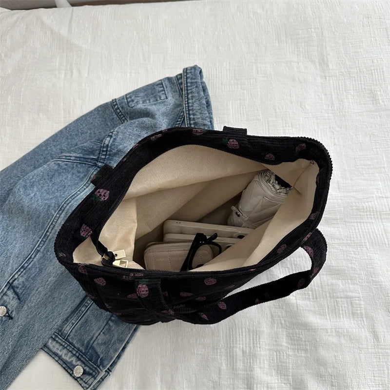 Bolso de pana con diseño de fresas, bolso de playa, moderno y versátil, bolso de hombro de gran capacidad, bolso de mano sencillo para mujer.