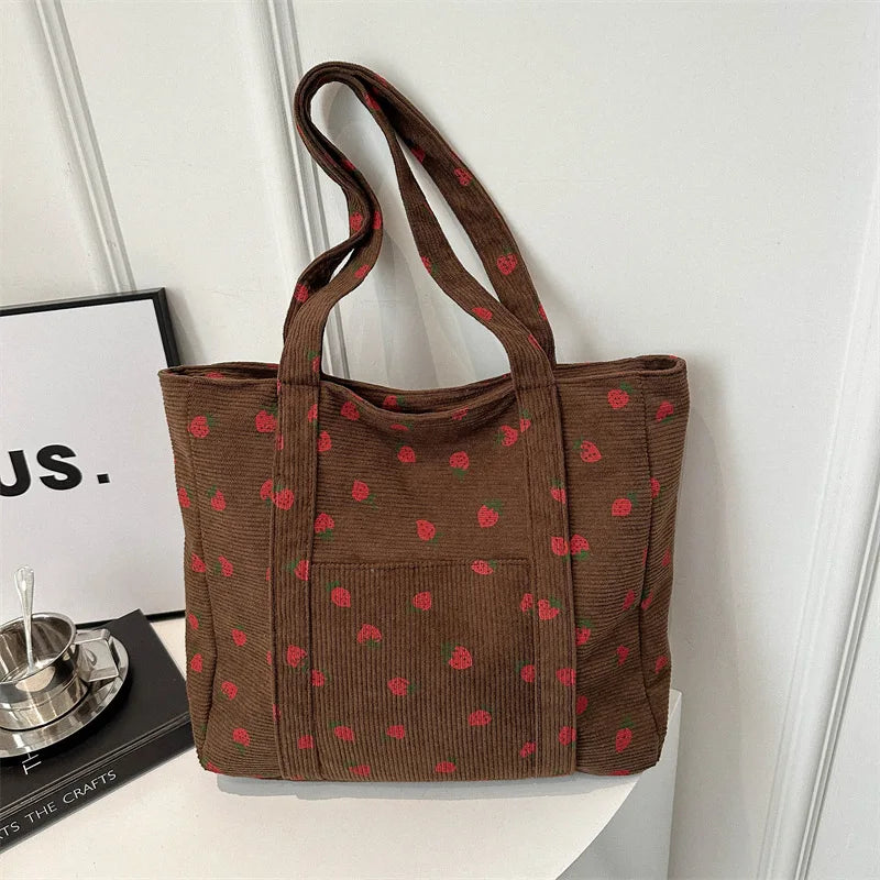 Bolso de pana con diseño de fresas, bolso de playa, moderno y versátil, bolso de hombro de gran capacidad, bolso de mano sencillo para mujer.