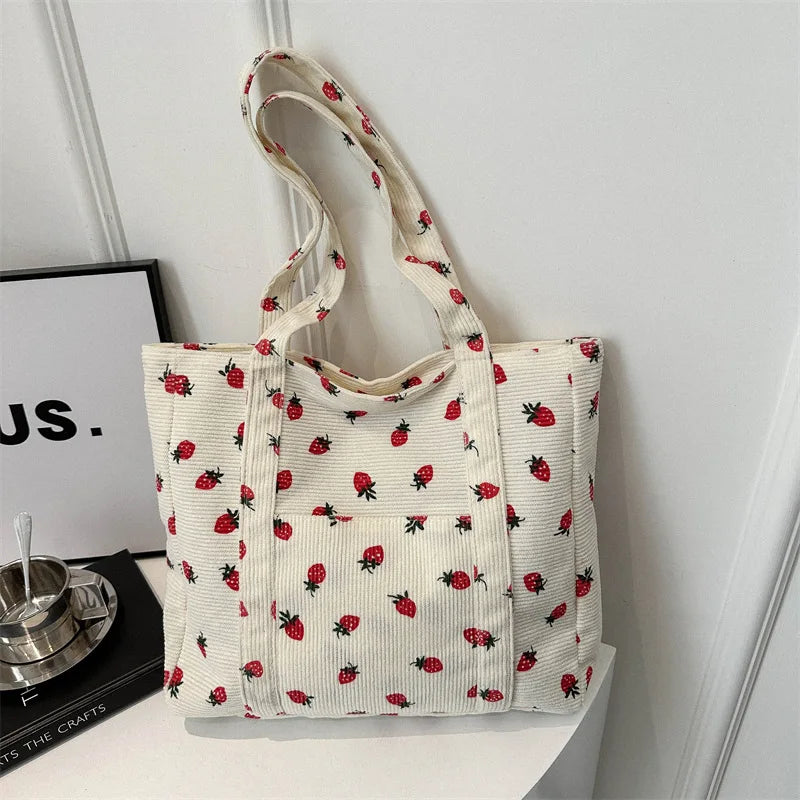 Bolso de pana con diseño de fresas, bolso de playa, moderno y versátil, bolso de hombro de gran capacidad, bolso de mano sencillo para mujer.
