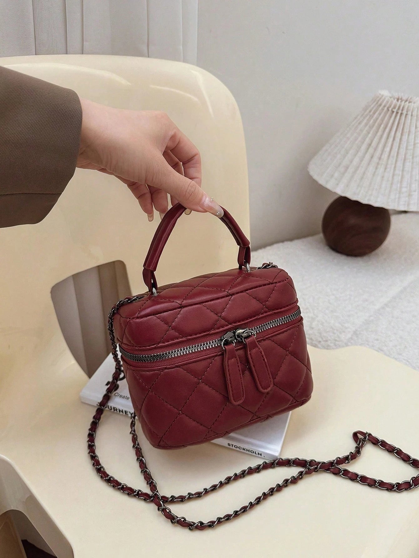 Lightweight mini bags, quilted thread bags, handbags, and bucket bags are perfect for offices, universities, travel, and outings
