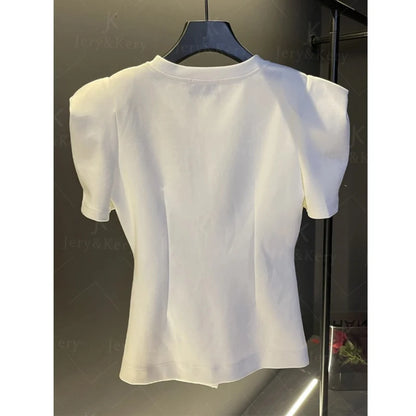 Ropa para mujer 2024, nueva camiseta elegante de verano con diseño de flores 3D blancas y cuentas, cuello redondo, manga corta, ajustada y dividida.